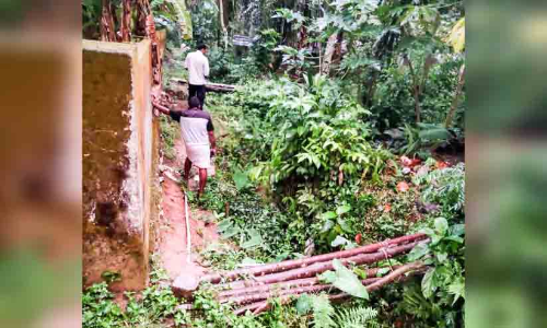 വഴിയില്ല; മൺതിട്ടയിൽ പിടിച്ചു കടന്നില്ലെങ്കിൽ തോട്ടിൽ വീഴും