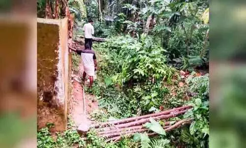 വഴിയില്ല; മൺതിട്ടയിൽ പിടിച്ചു കടന്നില്ലെങ്കിൽ തോട്ടിൽ വീഴും