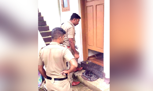 വീട്ടുവാതിൽ വെട്ടിപ്പൊളിച്ച് മോഷണം