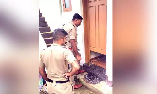 വീട്ടുവാതിൽ വെട്ടിപ്പൊളിച്ച് മോഷണം