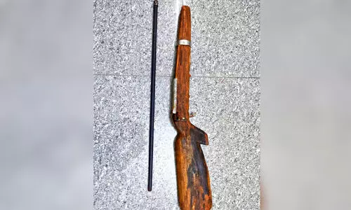 വിറകുപുരയിൽ ഒളിപ്പിച്ച് നാടൻതോക്ക്