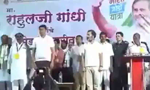 rahul gandhi on stage