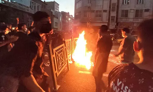 ബൈ​ക്കി​ലെ​ത്തി സ​മ​ര​ക്കാ​ർ​ക്ക് നേ​രെ വെ​ടി​വെ​പ്പ്: ഇ​റാ​നി​ൽ ര​ണ്ട് കു​ട്ടി​ക​ൾ ഉ​ൾ​പ്പെ​ടെ ഒ​മ്പ​ത് മ​ര​ണം