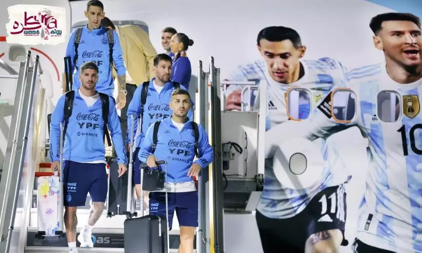 അതിരുകളകലുന്നു, അലിഞ്ഞൊന്നാവുന്നു... അതിരുകളകലുന്നു, അലിഞ്ഞൊന്നാവുന്നു...