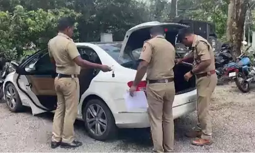 ഭർതൃമതിയായ യുവതിയെ വീട്ടുമുറ്റത്തുനിന്ന് കാറിൽ തട്ടിക്കൊണ്ടുപോയി ബലാത്സംഗം ചെയ്‌തു; മുൻ സഹപാഠിക്കായി തിരച്ചിൽ