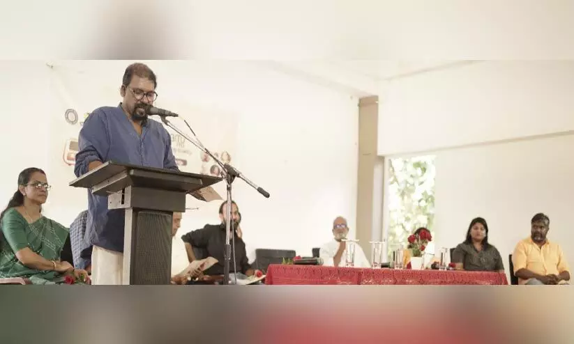 വാര്ത്തകള് വായിക്കുന്നത്...ഗൃഹാതുര റേഡിയോ ശബ്ദങ്ങൾ പുനർജനിച്ചു വാര്ത്തകള് വായിക്കുന്നത്...ഗൃഹാതുര റേഡിയോ ശബ്ദങ്ങൾ പുനർജനിച്ചു