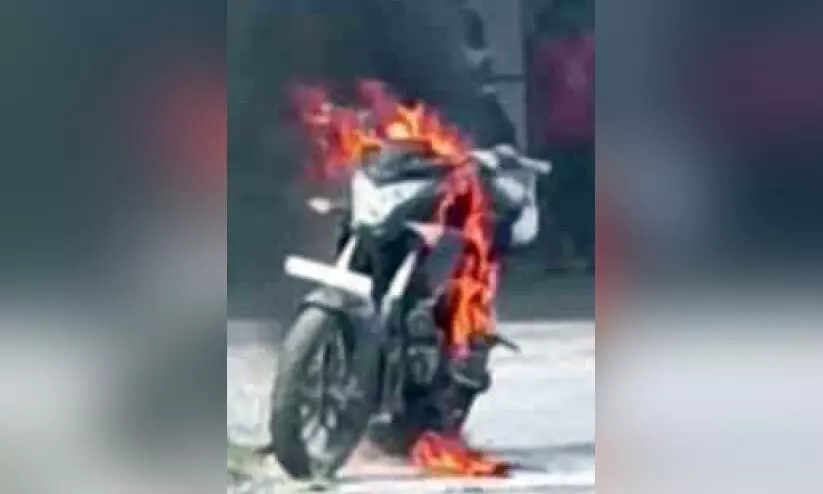 പെട്രോൾ പമ്പിൽ ബൈക്കിന് തീപിടിച്ചു; ഓടിച്ചയാൾ മുങ്ങി പെട്രോൾ പമ്പിൽ ബൈക്കിന് തീപിടിച്ചു; ഓടിച്ചയാൾ മുങ്ങി