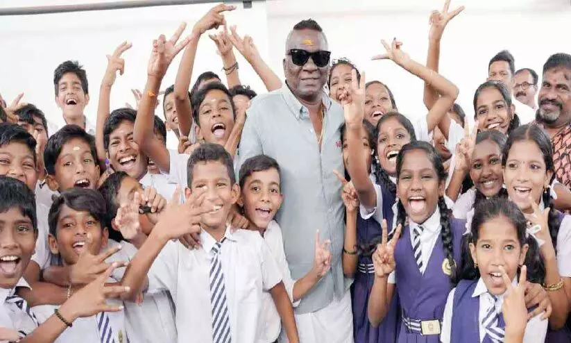 കുരുന്നുകൾക്ക് മുന്നിൽ കാൽപന്താവേശം വിതറി ഐ.എം. വിജയൻ