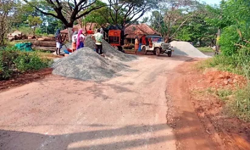 സ്റ്റേഡിയത്തിലെത്താൻ സാഹസിക യാത്ര സ്റ്റേഡിയത്തിലെത്താൻ സാഹസിക യാത്ര