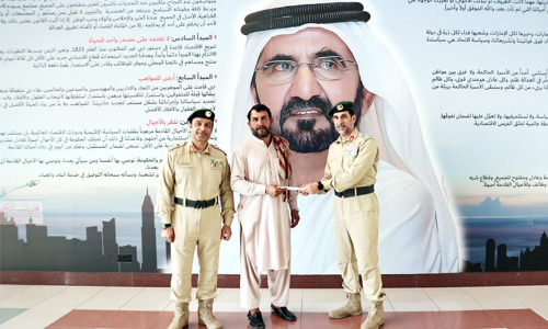 ട്രാഫിക്​ സിഗ്​നൽ നിലച്ചു; പൊലീസായി പാകിസ്താൻകാരൻ