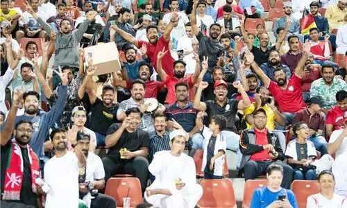 സന്നാഹ മത്സരം; നിറഞ്ഞു കവിഞ്ഞു സ്റ്റേഡിയം