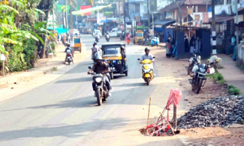 അധികൃതരുടെ അനാസ്ഥ തുടരുന്നു; പുത്തൂർമഠം റോഡിലെ കുഴി ഇനി ആരടക്കും?