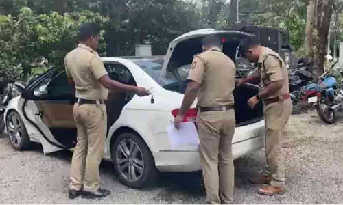 ഭർതൃമതിയായ യുവതിയെ വീട്ടുമുറ്റത്തുനിന്ന് കാറിൽ തട്ടിക്കൊണ്ടുപോയി ബലാത്സംഗം ചെയ്തു; മുൻ സഹപാഠിക്കായി തിരച്ചിൽ ഭർതൃമതിയായ യുവതിയെ വീട്ടുമുറ്റത്തുനിന്ന് കാറിൽ തട്ടിക്കൊണ്ടുപോയി ബലാത്സംഗം ചെയ്തു; മുൻ സഹപാഠിക്കായി തിരച്ചിൽ