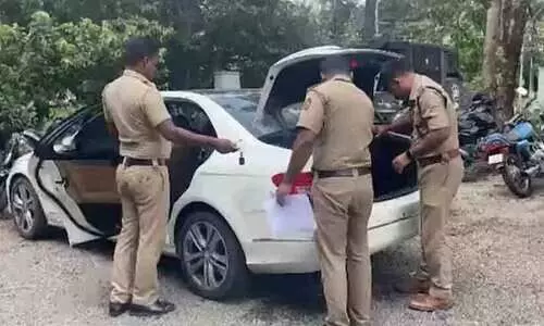 ഭർതൃമതിയായ യുവതിയെ വീട്ടുമുറ്റത്തുനിന്ന് കാറിൽ തട്ടിക്കൊണ്ടുപോയി ബലാത്സംഗം ചെയ്‌തു; മുൻ സഹപാഠിക്കായി തിരച്ചിൽ