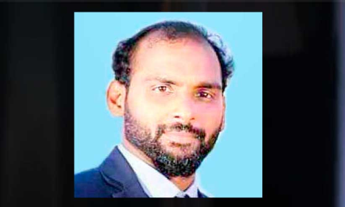 സ്കൂളിലേക്ക് പോയ അധ്യാപകൻ കാറിൽ മരിച്ച നിലയിൽ