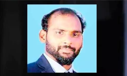 സ്കൂളിലേക്ക് പോയ അധ്യാപകൻ കാറിൽ മരിച്ച നിലയിൽ