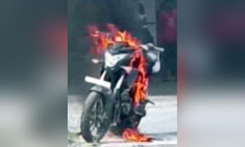 പെട്രോൾ പമ്പിൽ ബൈക്കിന് തീപിടിച്ചു; ഓടിച്ചയാൾ മുങ്ങി