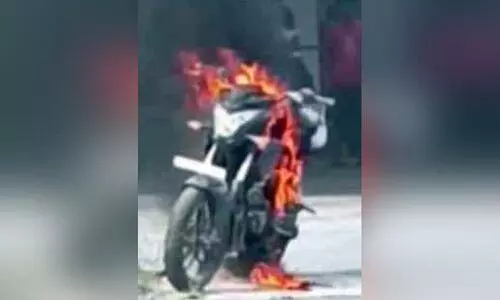 പെട്രോൾ പമ്പിൽ ബൈക്കിന് തീപിടിച്ചു; ഓടിച്ചയാൾ മുങ്ങി