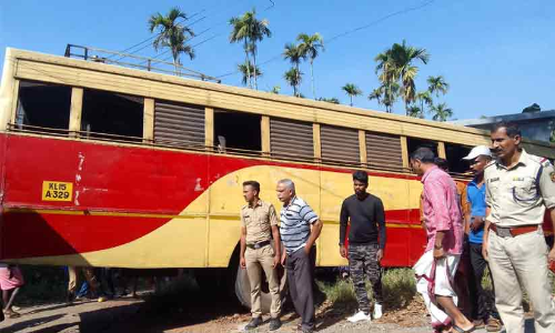 ബസും ടിപ്പറും കൂട്ടിയിടിച്ച് നിരവധി പേർക്ക്