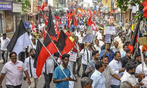 മുന്നാക്ക സംവരണത്തിനെതിരെ പുതുച്ചേരിയിൽ സെക്രട്ടേറിയറ്റ് മാർച്ച് മുന്നാക്ക സംവരണത്തിനെതിരെ പുതുച്ചേരിയിൽ സെക്രട്ടേറിയറ്റ് മാർച്ച്