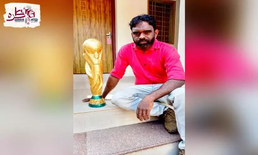 ഇവിടെയുണ്ട്, ലോകകപ്പ് ട്രോഫിയുമായി ഒരു ബൈക്ക് മെക്കാനിക്ക് ഇവിടെയുണ്ട്, ലോകകപ്പ് ട്രോഫിയുമായി ഒരു ബൈക്ക് മെക്കാനിക്ക്