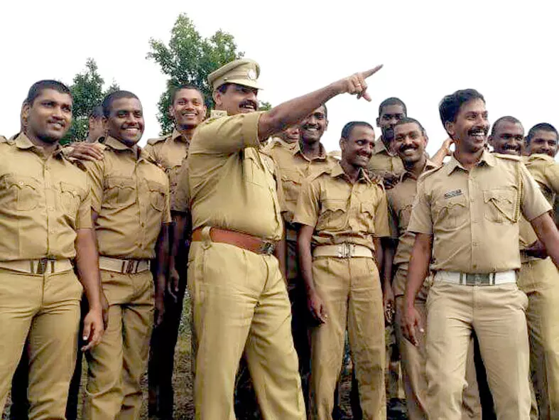 ഡ്യൂ​ട്ടി​ക്കി​ടെ സ​ഹ​പ്ര​വ​ർ​ത്ത​ക​ർ​ക്കൊ​പ്പം