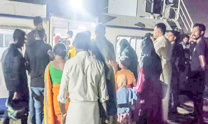 റോ സർവിസ് പൂർണമായും നിലച്ചു; രണ്ടാമത്തെ ജങ്കാറും തകരാറിൽ റോ സർവിസ് പൂർണമായും നിലച്ചു; രണ്ടാമത്തെ ജങ്കാറും തകരാറിൽ