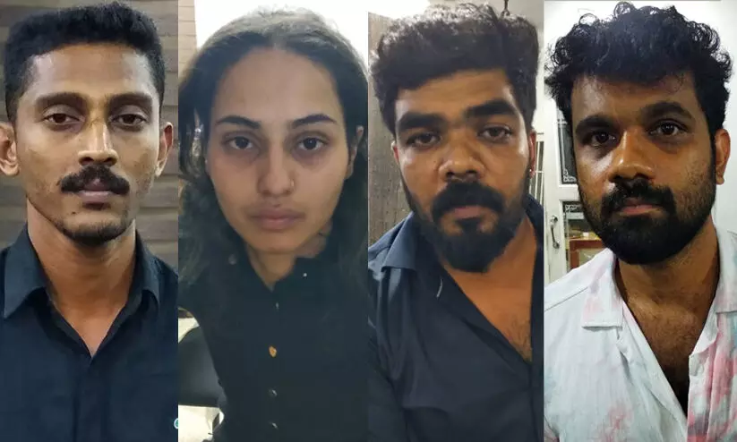 ബിയറിൽ പൊടി ചേർത്തെന്ന് സംശയം, അവശയായപ്പോൾ സുഹൃത്തുക്കളുടെ കാറിൽ കയറ്റി -പെൺകുട്ടിയുടെ മൊഴി