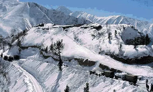 ജമ്മു കശ്മീരിൽ ഹിമപാതത്തിൽ മൂന്ന് സൈനികർ മരിച്ചു