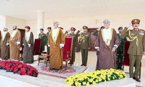 സൈനിക പരേഡിൽ സുൽത്താൻ സല്യൂട്ട്​ സ്വീകരിച്ചു