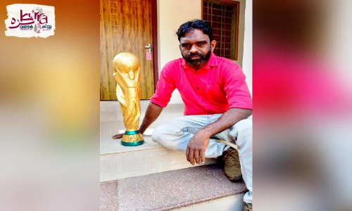 ഇവിടെയുണ്ട്, ലോകകപ്പ് ട്രോഫിയുമായി ഒരു ബൈക്ക് മെക്കാനിക്ക്