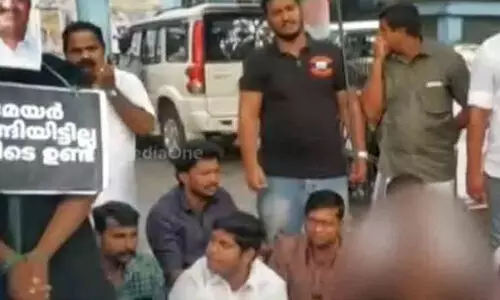 കുട്ടിയെ വസ്ത്രമില്ലാതെ നിലത്ത് കിടത്തിയ യൂത്ത് കോൺഗ്രസ് സമരത്തിനെതിരെ പരാതി