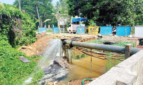 പാറേമ്പാടത്ത് പൈപ്പ് പൊട്ടി വീട്ടിലേക്ക് വെള്ളം കയറി