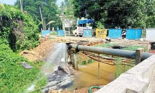 പാറേമ്പാടത്ത് പൈപ്പ് പൊട്ടി വീട്ടിലേക്ക് വെള്ളം കയറി