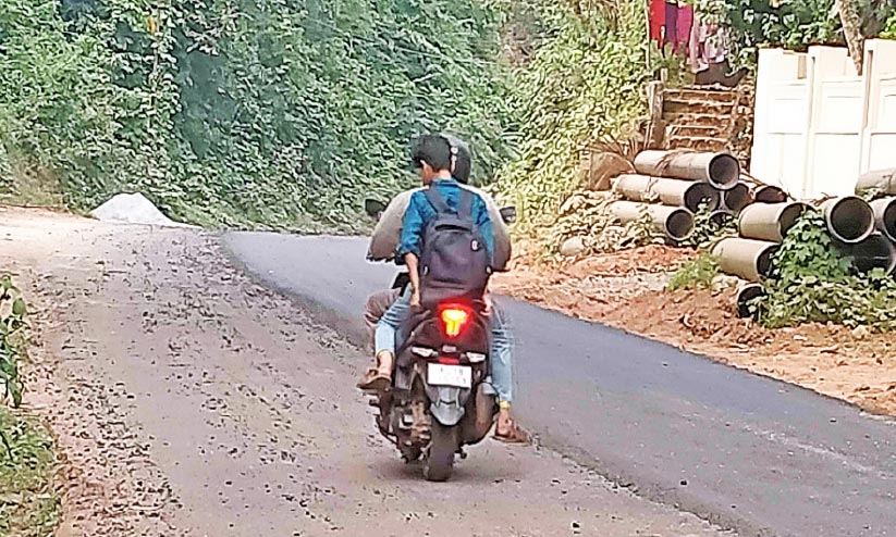 വിവാദറോഡിൽ കരാറുകാരന്റെ മിനുക്കുപണി; എല്ലാം സഹിച്ച് ജനം വിവാദറോഡിൽ കരാറുകാരന്റെ മിനുക്കുപണി; എല്ലാം സഹിച്ച് ജനം