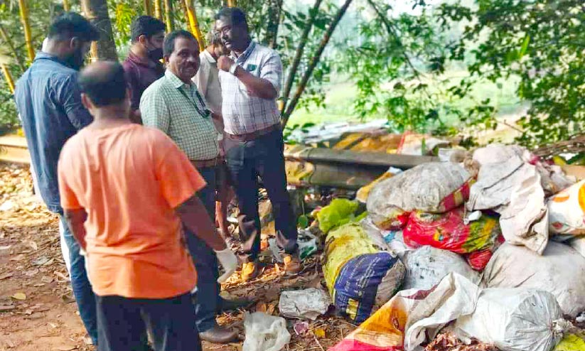 റോഡരികിൽ ഹോട്ടൽ മാലിന്യം തള്ളൽ; പിഴയിട്ട് അധികൃതർ റോഡരികിൽ ഹോട്ടൽ മാലിന്യം തള്ളൽ; പിഴയിട്ട് അധികൃതർ