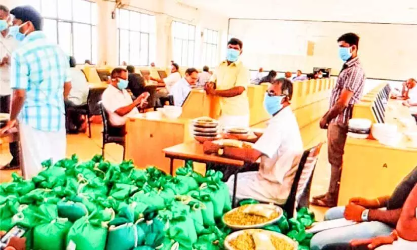 ഉത്തരേന്ത്യൻ ഡിമാൻഡ് ഇടിഞ്ഞു; ഏലക്ക വാങ്ങാനാളില്ല, കർഷകർ പ്രതിസന്ധിയിലേക്ക് ഉത്തരേന്ത്യൻ ഡിമാൻഡ് ഇടിഞ്ഞു; ഏലക്ക വാങ്ങാനാളില്ല, കർഷകർ പ്രതിസന്ധിയിലേക്ക്