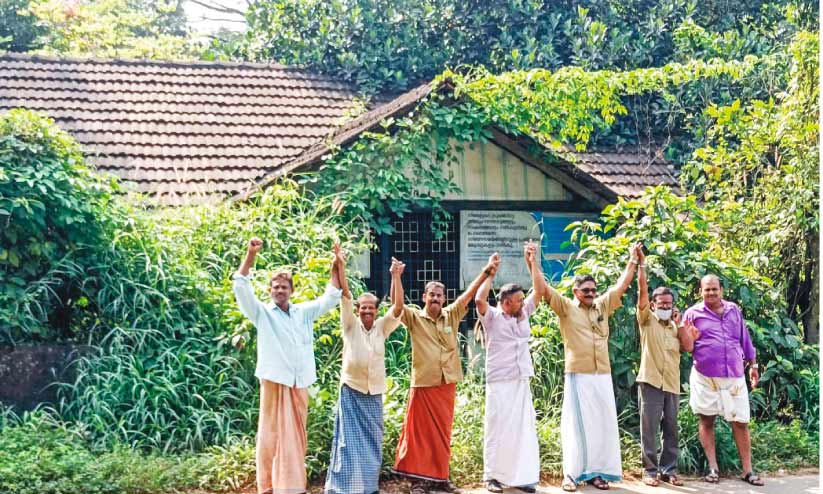 മങ്കരയിലെ ആരോഗ്യ ഉപകേന്ദ്രം കാടുമൂടി സംരക്ഷിക്കണമെന്ന് നാട്ടുകാർ മങ്കരയിലെ ആരോഗ്യ ഉപകേന്ദ്രം കാടുമൂടി സംരക്ഷിക്കണമെന്ന് നാട്ടുകാർ
