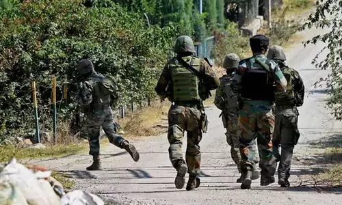ജമ്മുകശ്മീരിൽ സുരക്ഷാ സേനയും ഭീകരരും തമ്മിൽ ഏറ്റുമുട്ടൽ