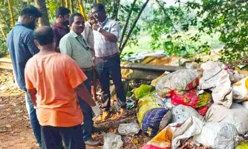 റോഡരികിൽ ഹോട്ടൽ മാലിന്യം തള്ളൽ; പിഴയിട്ട് അധികൃതർ