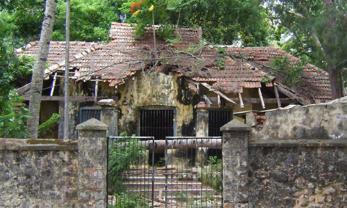 ചരിത്രനിർമിതി വിസ്മൃതിയിലേക്ക്; സംരക്ഷണമില്ലാതെ അഞ്ചലോഫിസ് കെട്ടിടം