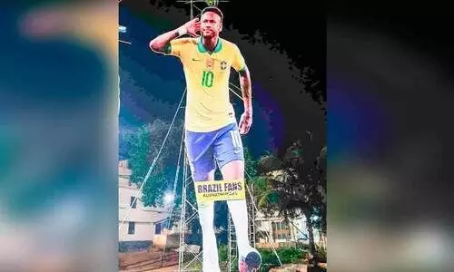 സു​ഹൃ​ത്തി​ന്‍റെ ചി​കി​ത്സ​ക്ക് പ​ണം വേ​ണം: താ​ര​ത്തി​ന്‍റെ ക​ട്ടൗ​ട്ട് വി​ൽ​ക്കാ​നൊ​രു​ങ്ങി യു​വാ​ക്ക​ൾ