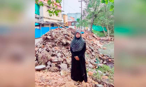 വീ​ട്ടു​വേ​ല ചെ​യ്ത് മൂ​ന്ന് സെ​ന്‍റ് സ​മ്പാ​ദി​ച്ച  വ​യോ​ധി​ക​യു​ടെ സ്ഥ​ലം ഉ​ഴു​തു​മ​റി​ച്ച് അ​ധി​കൃ​ത​ർ