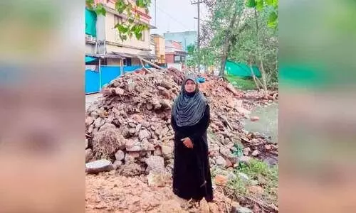 വീ​ട്ടു​വേ​ല ചെ​യ്ത് മൂ​ന്ന് സെ​ന്‍റ് സ​മ്പാ​ദി​ച്ച  വ​യോ​ധി​ക​യു​ടെ സ്ഥ​ലം ഉ​ഴു​തു​മ​റി​ച്ച് അ​ധി​കൃ​ത​ർ