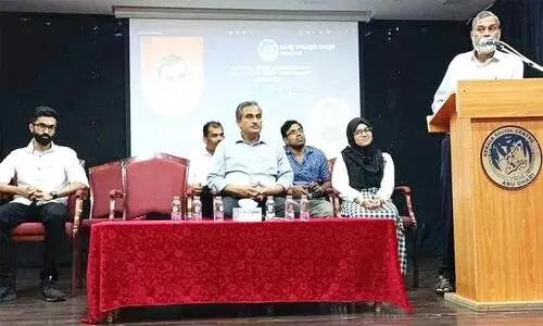 എ​ഴു​ത്തി​ലെ ച​രി​ത്ര​വും രാ​ഷ്ട്രീ​യ​വും പ്ര​ഭാ​ഷ​ണ​വും ച​ർ​ച്ച​യും