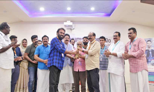 പ്ര​വാ​സ മു​ദ്ര പു​ര​സ്​​കാ​രം സ്വീ​ക​രി​ച്ച് എം. ​മു​കു​ന്ദ​ൻ