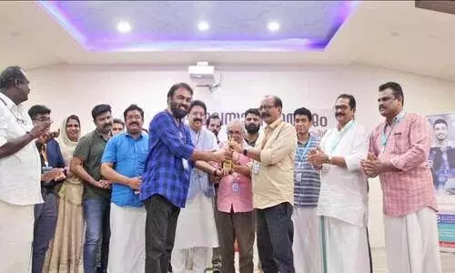 പ്ര​വാ​സ മു​ദ്ര പു​ര​സ്​​കാ​രം സ്വീ​ക​രി​ച്ച് എം. ​മു​കു​ന്ദ​ൻ