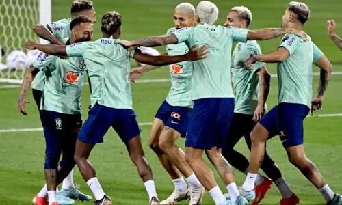 രാ​ജ​കീ​യ​മ​യാ​യി നെ​യ്മ​ർ പ​ട​യു​ടെ വ​ര​വ്; വ​ൻ വ​ര​വേ​ൽ​പൊ​രു​ക്കി ആ​രാ​ധ​ക​ർ