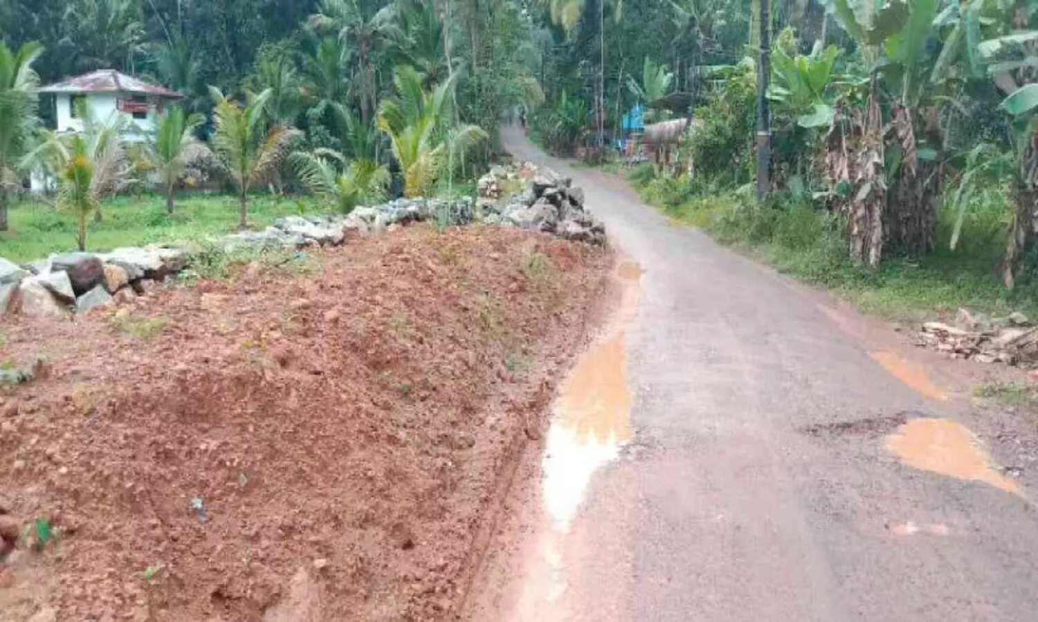 അധികൃതരേ കാണുന്നില്ലേ... വളക്കൈ - കൊയ്യം - വേളം റോഡ് പ്രവൃത്തി ഇഴയുന്നു
