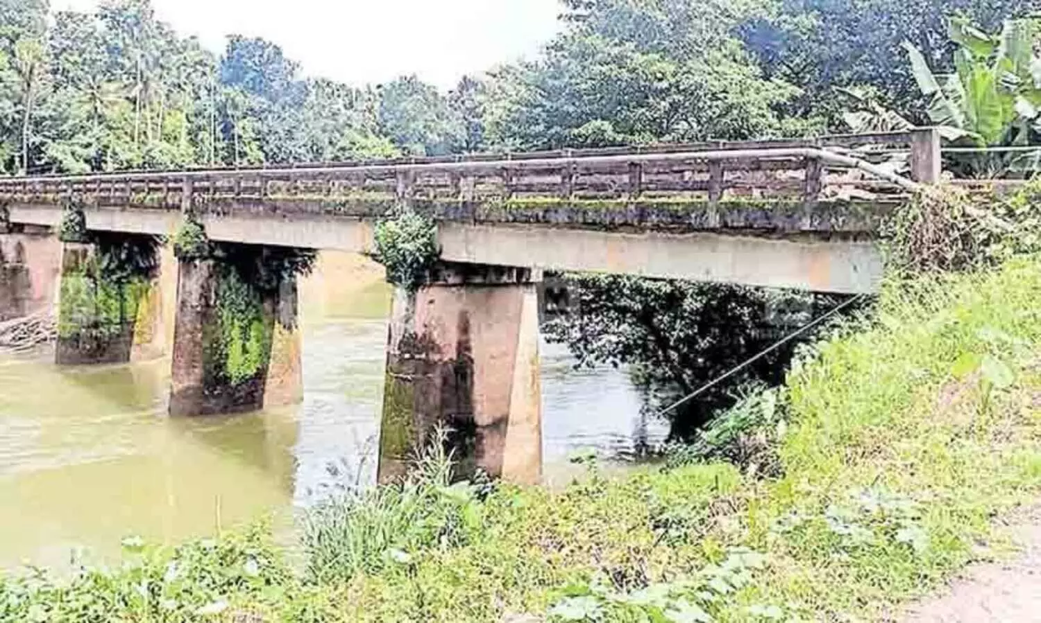 പു​ന്ന​ത്തു​റ-​ക​മ്പ​നി​ക്ക​ട​വ് പാ​ലം